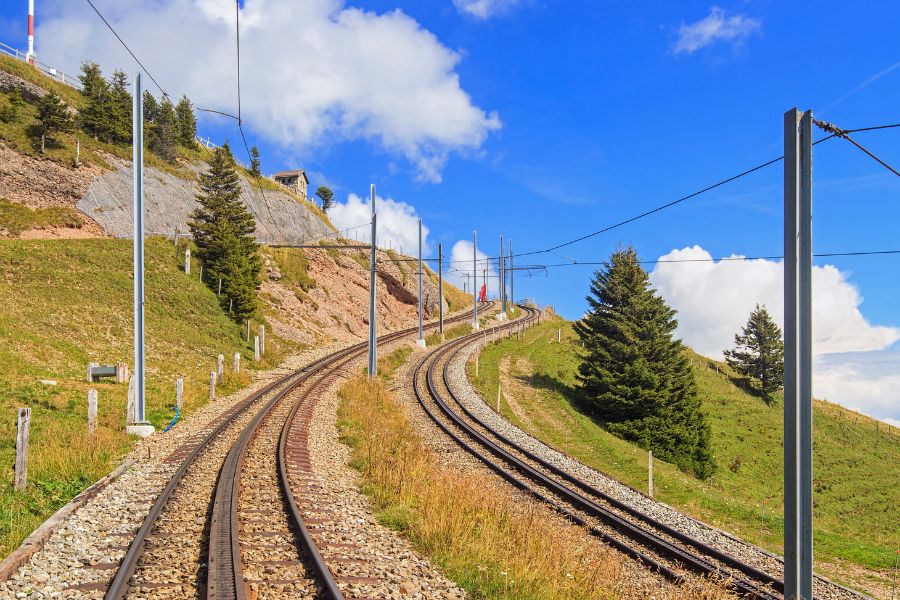 Montaje de vía en cremallera: innovación en infraestructuras ferroviarias 