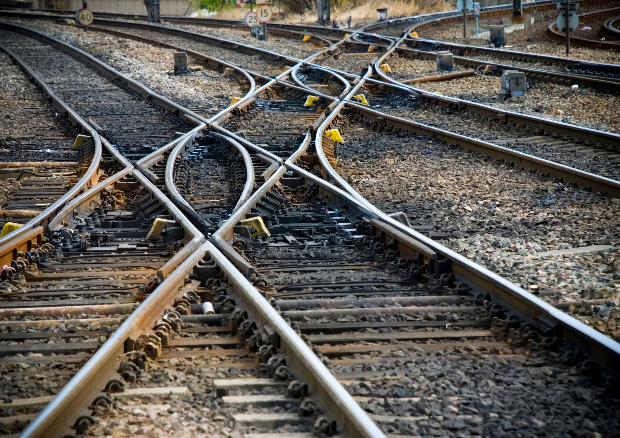 El método Top-Down: estabilidad y precisión en la construcción ferroviaria